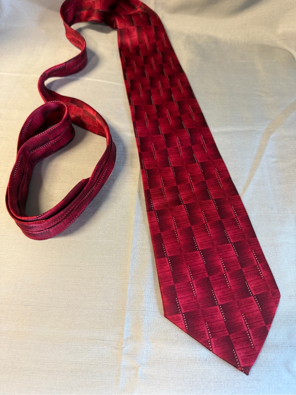 100% Silk Men's Red Textured Woven Tie